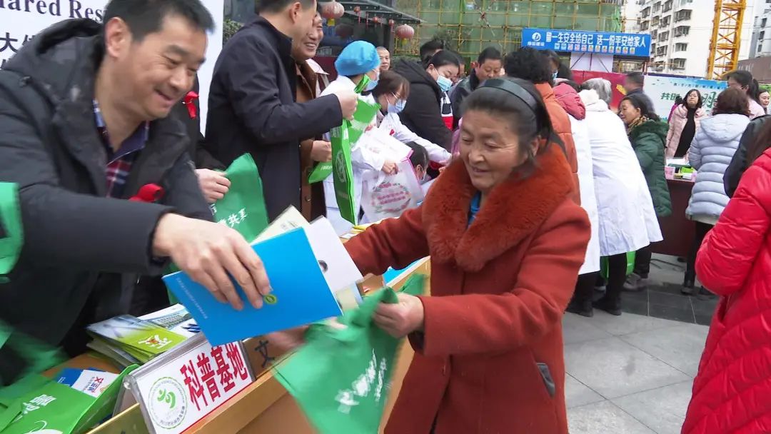 发放防艾资料.jpg